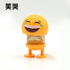 笑哭公仔车内饰品摆件汽车装饰车载搞笑公仔摇头表情包小黄人公仔